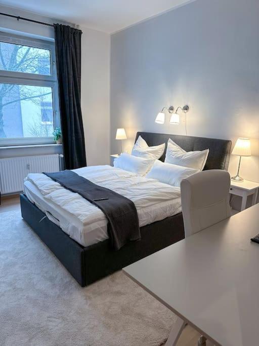 Modern City Apt. -With 2 Tv, Netflix And Work Desk Essen Exteriör bild